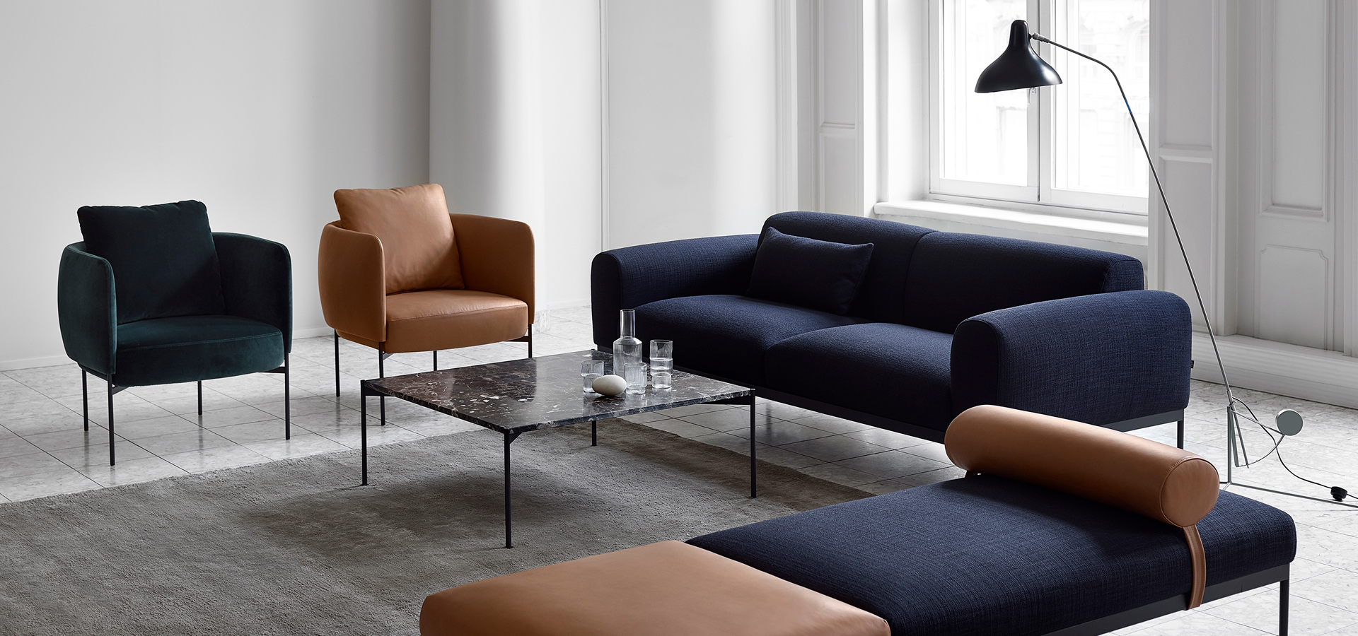 Tyylikäs lounge tyylinen sisustus jossa daybed ja kotimaisia kalusteita.