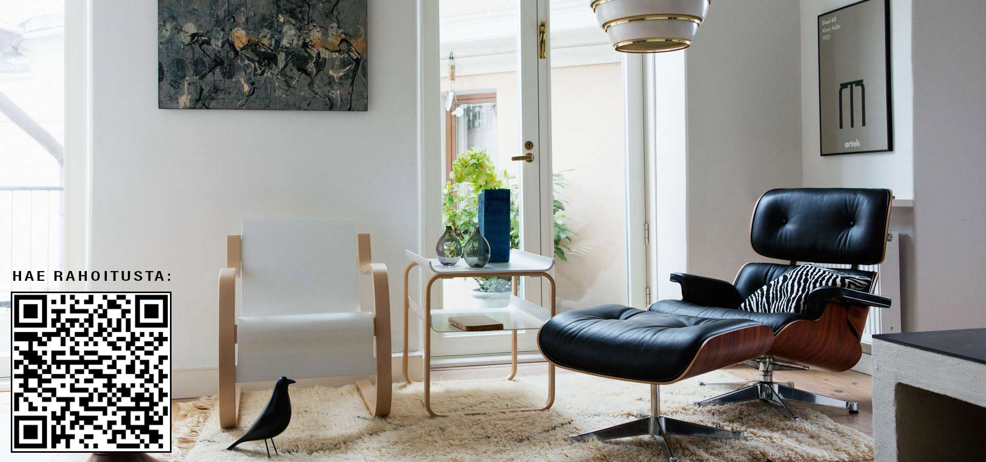 Design-huonekaluja olohuoneessa, johon tulvii valoa ulkoa.