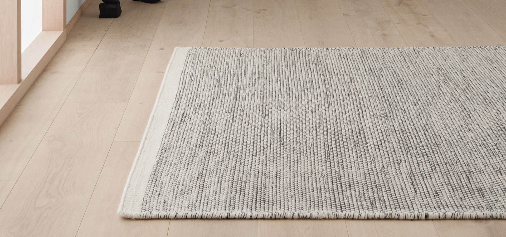 Vaalea villamatto luonnonv&auml;risell&auml; tammiparketilla.