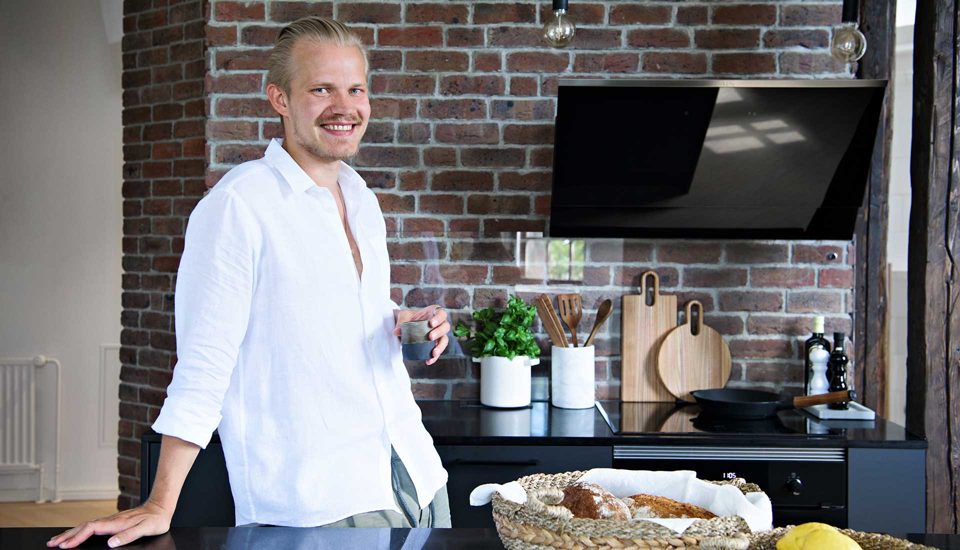 vepsalainen_joel_pohjanpalo_koti_suomi_sisustus_musta_keittio.jpg