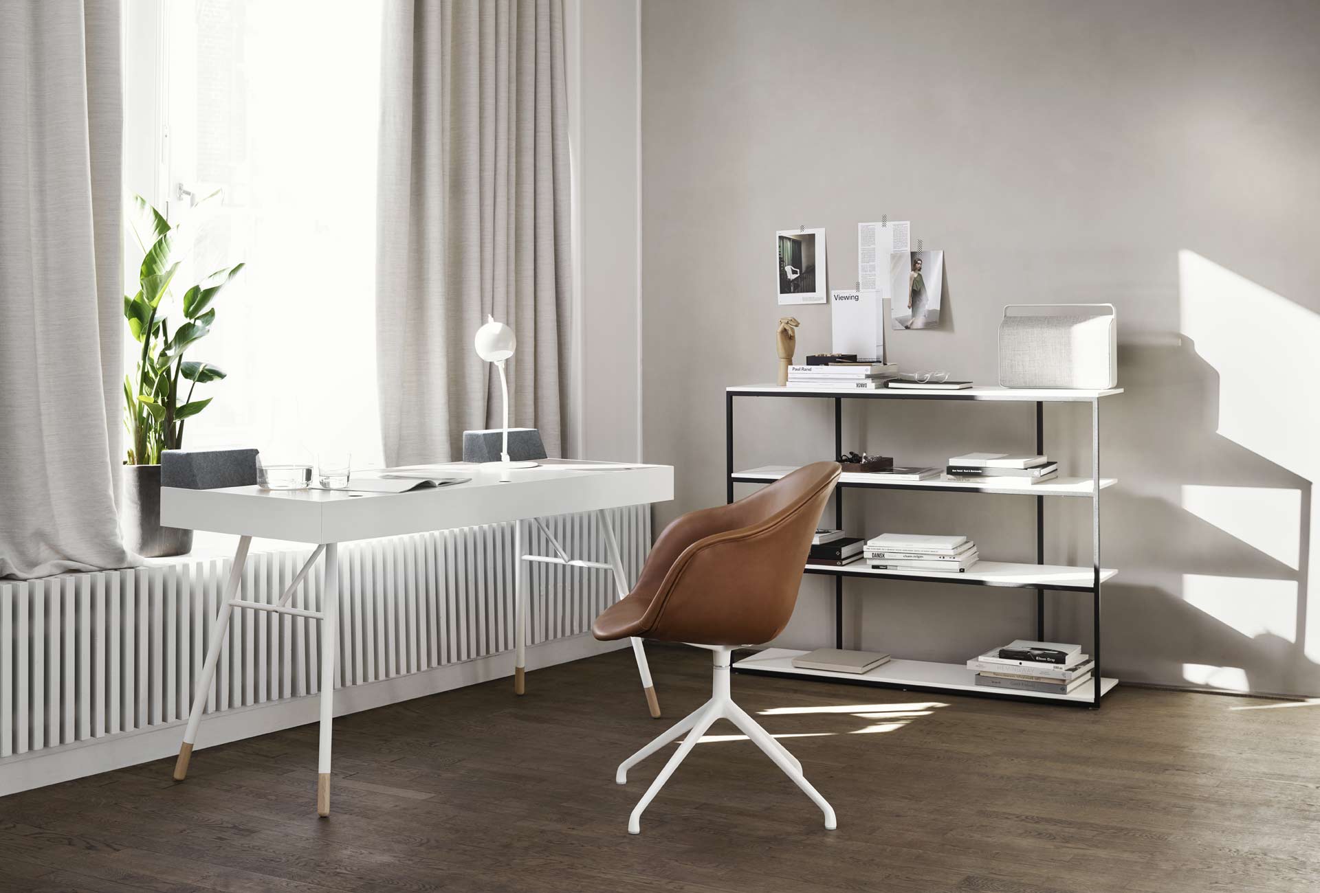 BoConcept: vaalea kotitoimiston sisustus