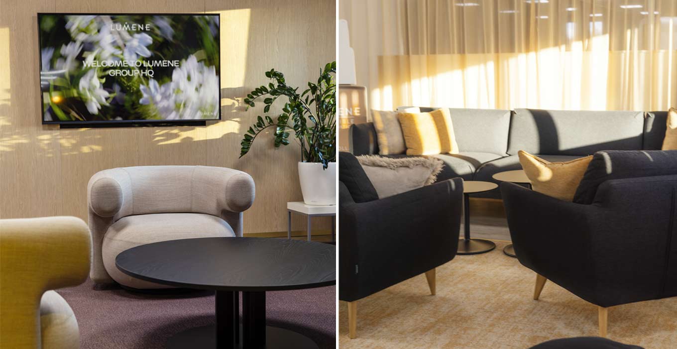 Vasemmalla puolella näkyy beige nojatuoli ja pyöreä musta pöytä. Oikealla puolella on viihtyisä lounge-tila, jossa on tummanharmaat sohvat, koristetyynyjä sekä pieniä pyöreitä pöytiä. Molemmissa tiloissa on moderni ja rento sisustus, ja valo tulvii tiloihin vaaleiden verhojen läpi.