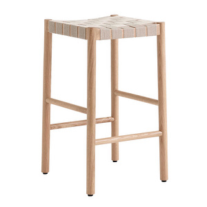 Betty TK7 -baarijakkara, tammi / luonnonvärinen punos, K 66 cm Betty TK7 -baarijakkara, tammi / luonnonvärinen punos, K 66 cm
