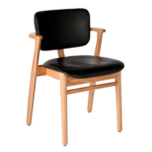 Domus-tuoli, Prestige-nahka musta / lakattu tammi, istuin- ja selkänojaverhoiltu