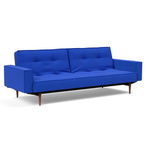 Splitback Styletto -vuodesohva käsinojilla, Elegance-kangas 512 ultramariini / ruskea tammi