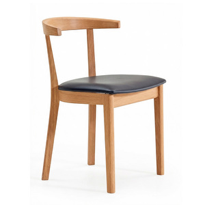 #52-tuoli, musta nahka / lakattu tammi