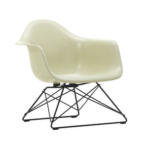 Eames LAR Fiberglass -tuoli, parchment/musta